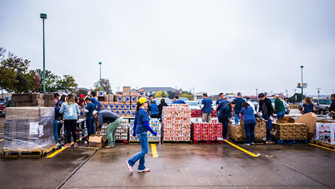 workers-unloading-a-LTL-carrier-delivery.